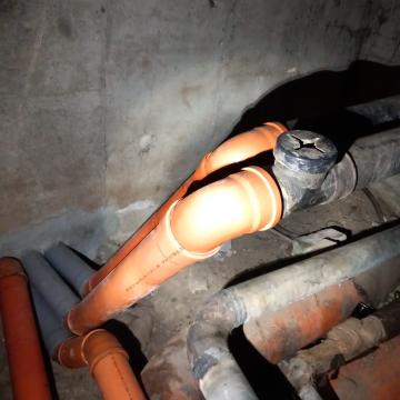 Inlocuire tevi canalizare bloc, Reparatii canalizare bloc, Reparatii conducte canalizare, Teava canalizare sparta